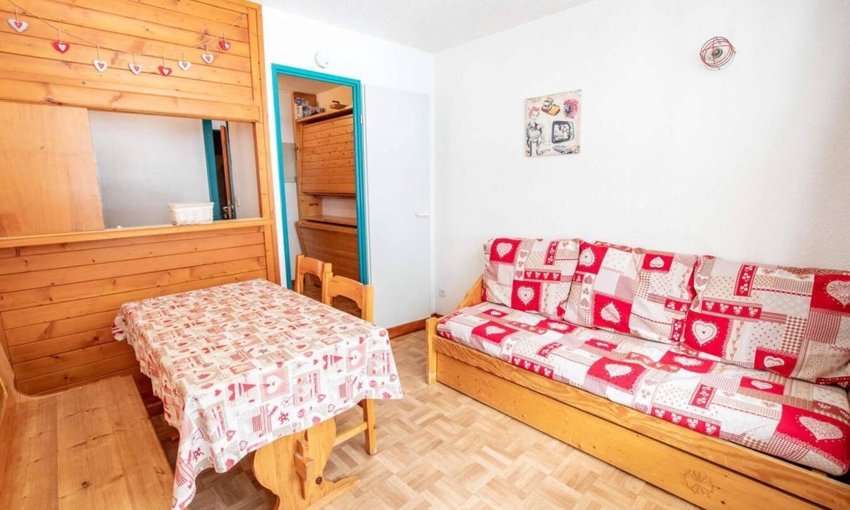 Valfrejus Apartment | 10m from resort center, 1st floor, view mountain, balcony, parking, tv, ski locker, 20m², Valfréjus