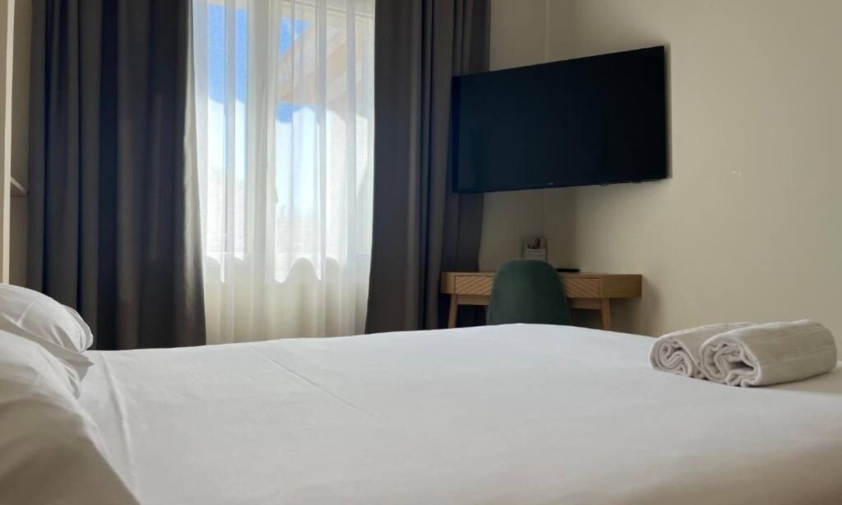 Sanary-sur-Mer Hotel | 2 Relaxing Double Room Steps from Seaside Paths and Dining Spots