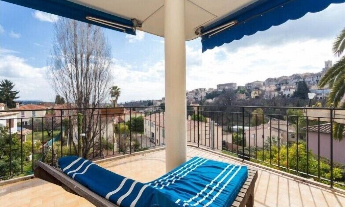 Vence Apartment | 3-room apartment of 80 m2 not overlooked in a small, good standing, quiet residence.