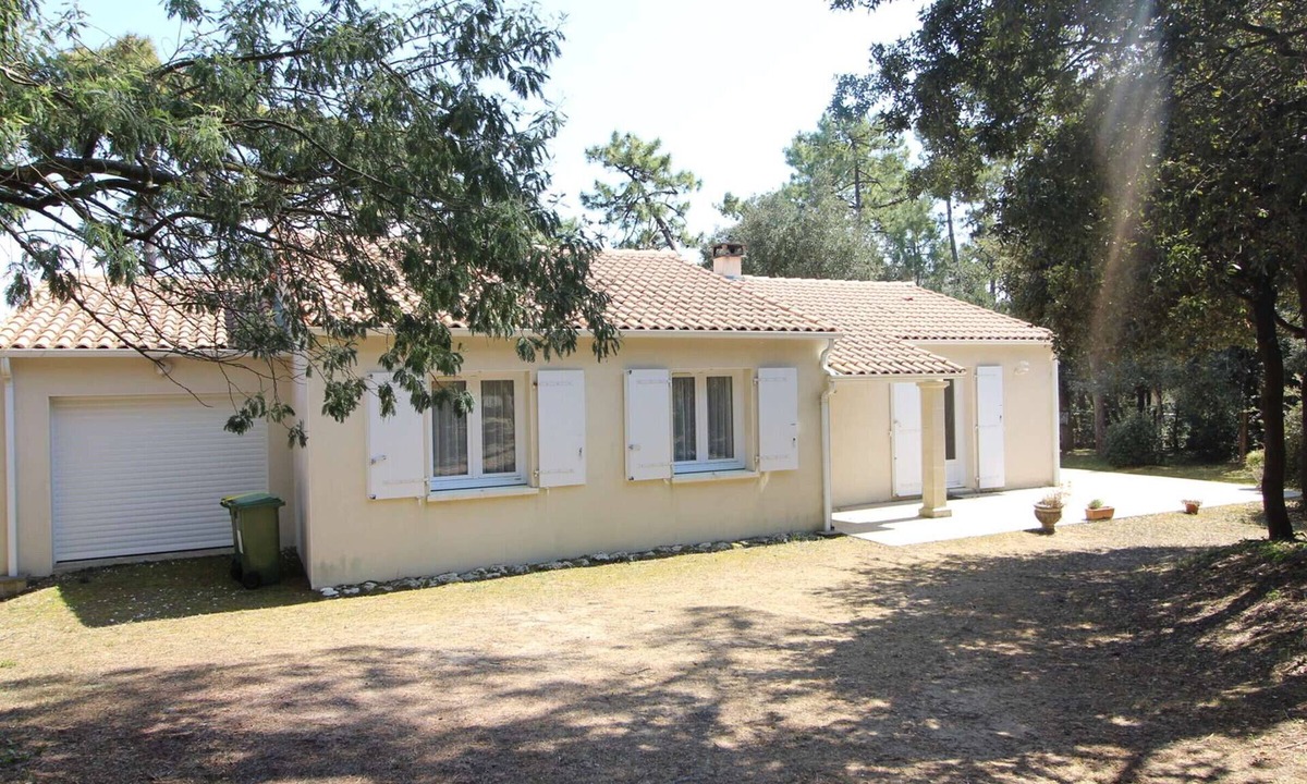 Domino House | 5-room house with large garden in Domino, sleeps 6, pets allowed