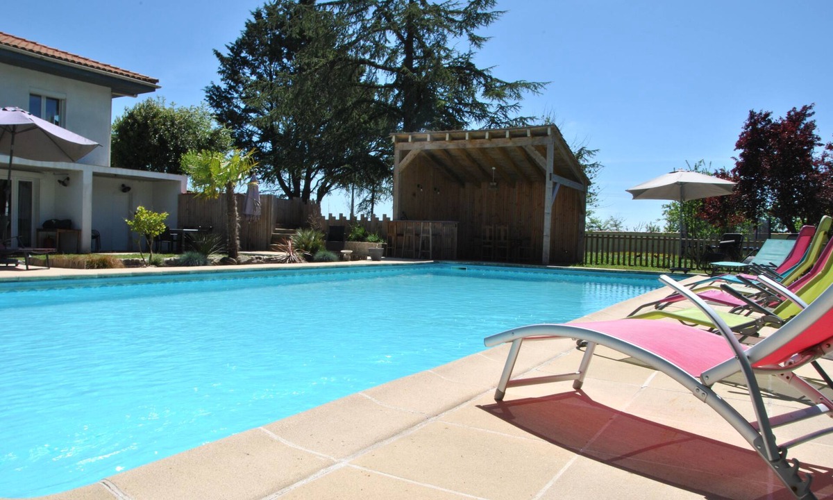 Sainte-Soulle Apartment | A beautiful, very quiet place to stay near La Rochelle, with a very large pool