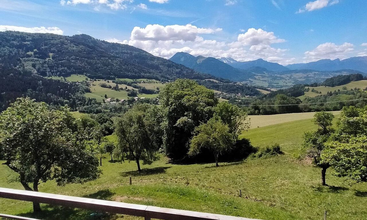Viuz-en-Sallaz House | A country house in a quiet location on the edge of the woods.