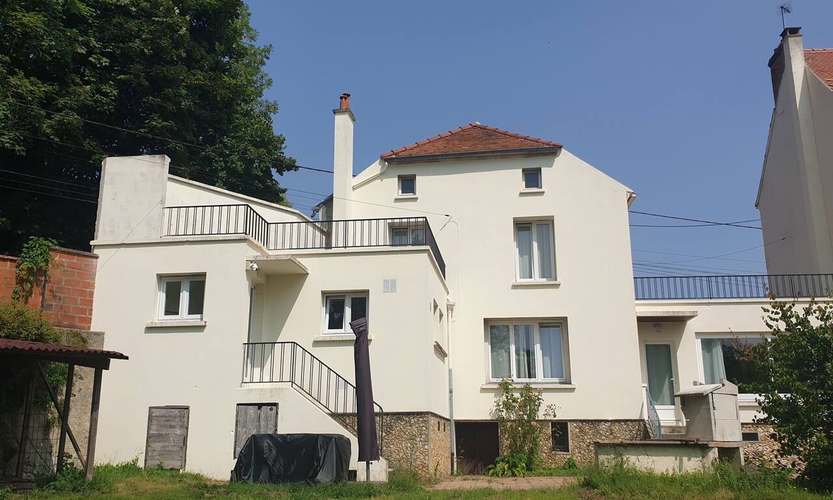 Essomes-sur-Marne House | A Cozy Cottage in a Lush Green Setting: View of the Park & Vineyards