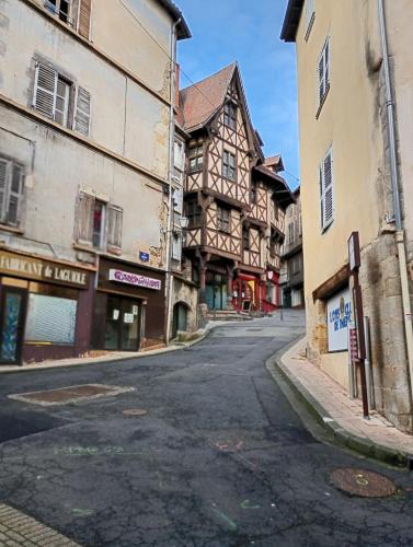 Thiers Apartment | Allium Center Thiers - Clermont-Ferrand - Lyon - Free Parking - Self-check-in !