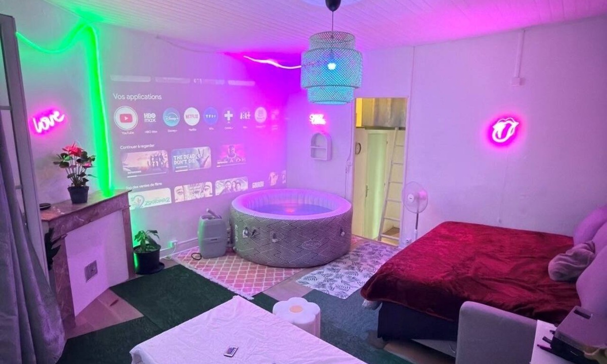 Saint-Michel - Nansouty - Saint-Genes Apartment | An entire apartment with a jacuzzi in the heart of Bordeaux