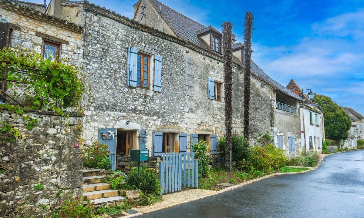 Saint-Cernin-de-Labarde Apartment | Apartment 'Les Hirondelles' with Private Terrace, Private Garden and Wi-Fi
