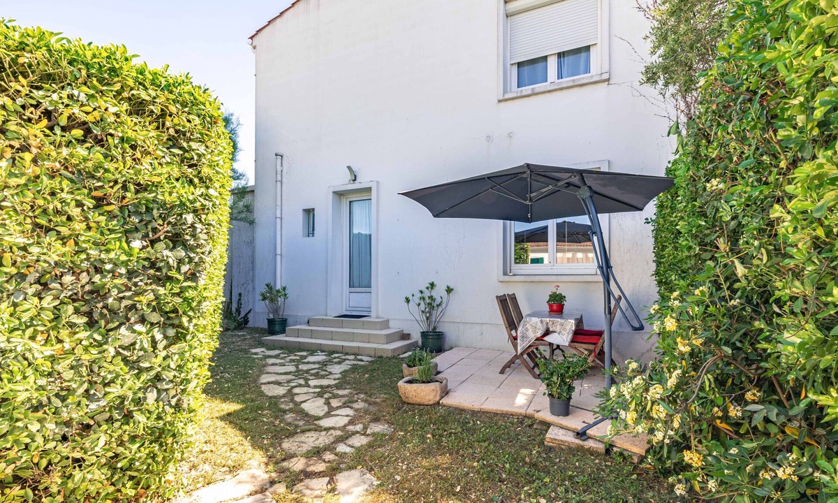 Saint-Pierre-d'Oleron Apartment | Apartment in Saint-Pierre-d’Oléron with Private Terrace, Garden, and Wi-Fi