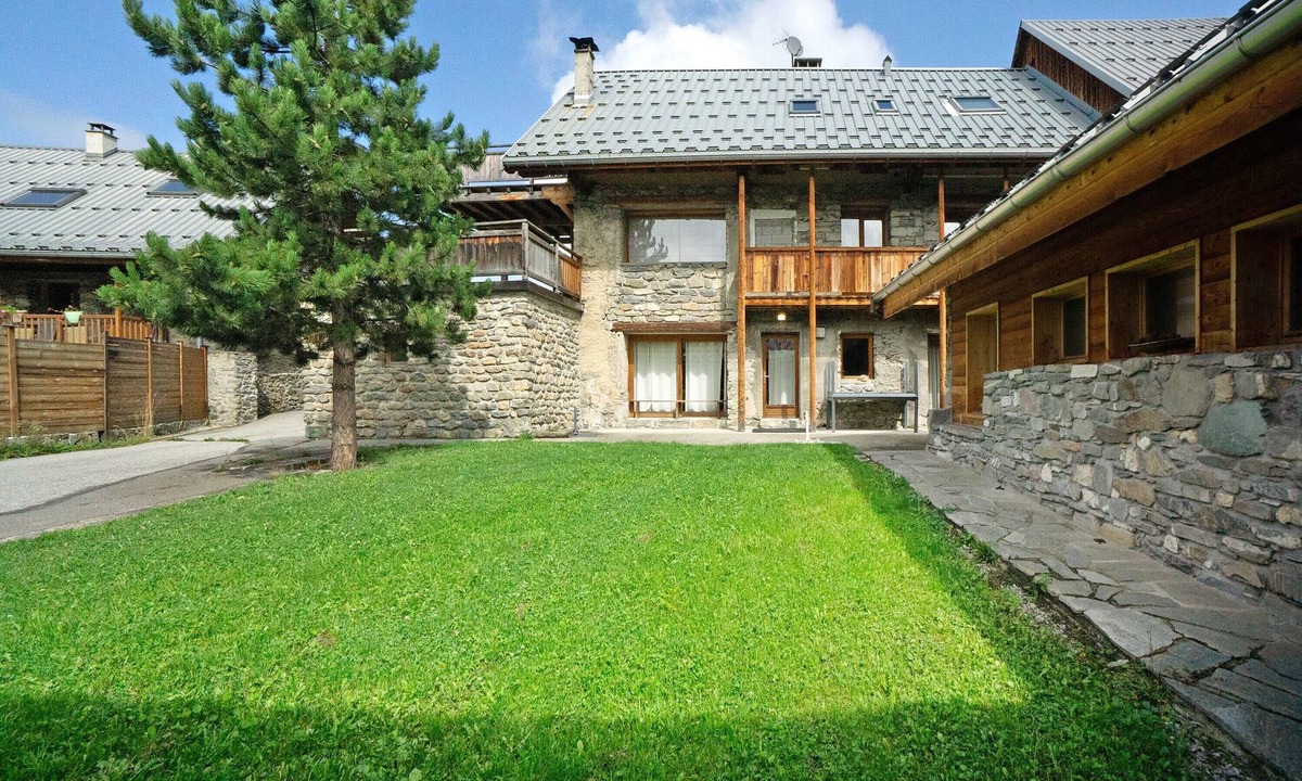 Albiez-le-Vieux Apartment | Apartment "Le Duplex" with Mountain Views, Private Terrace and Wi-Fi