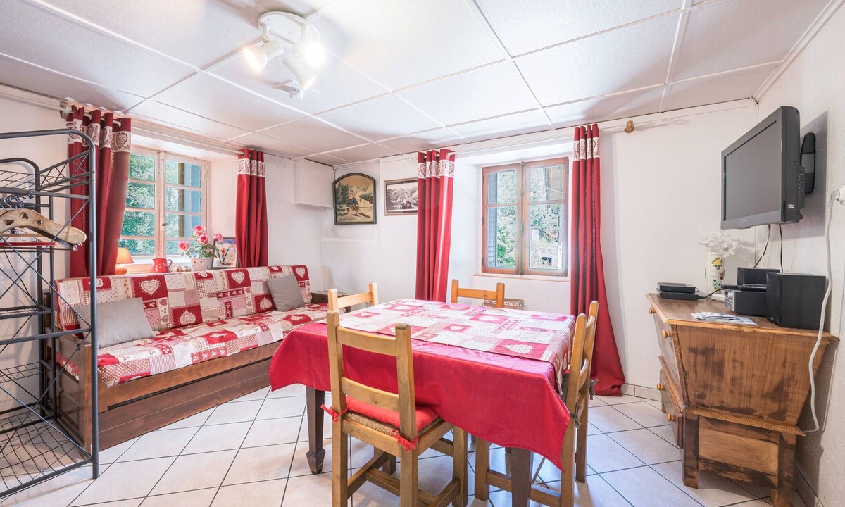 Valloire Apartment | Apartment 'Rose Des Neiges' with Mountain View, Shared Garden and Wi-Fi