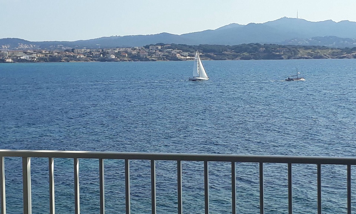 Sanary-sur-Mer Apartment | Apartment T3 corniche des Baux seafront air-conditioned 5 people 5 minutes from the port &commerce