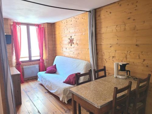 Saint-Etienne-de-Tinee Apartment | Appartement T2 au coeur du village