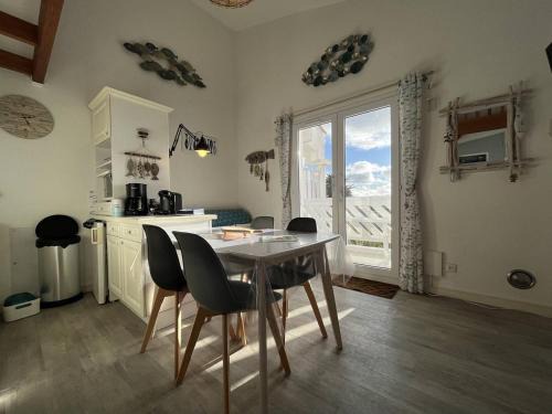 La Cotiniere Apartment | Appartement 2 pièces avec balcon, vue mer et parking à Saint-Pierre-d'Oléron, wifi inclus - FR-1-246A-170