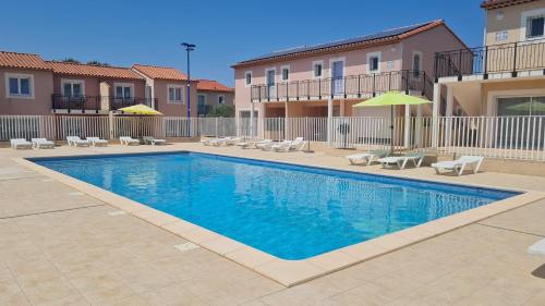 Saint-Mitre-les-Remparts Apartment | Apparthotel Résidence La Provence