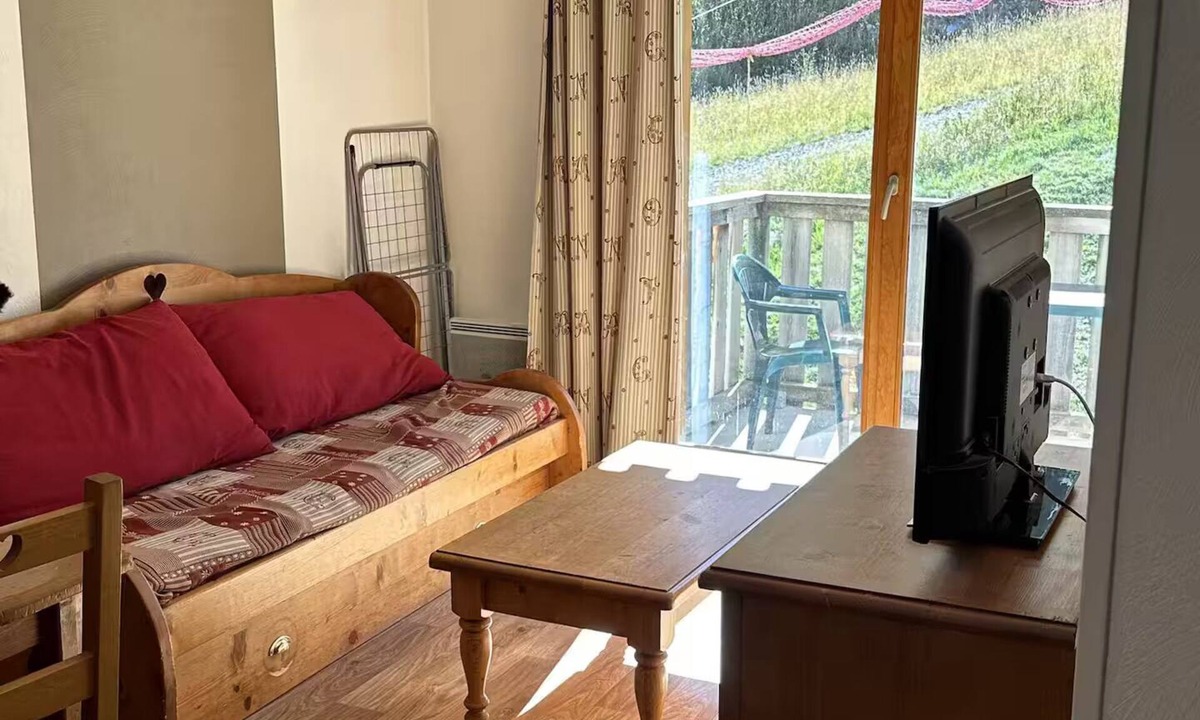 Les Orres Apartment | At the foot of the ski slopes, 2 bedrooms, all on foot, quiet, pool, spa