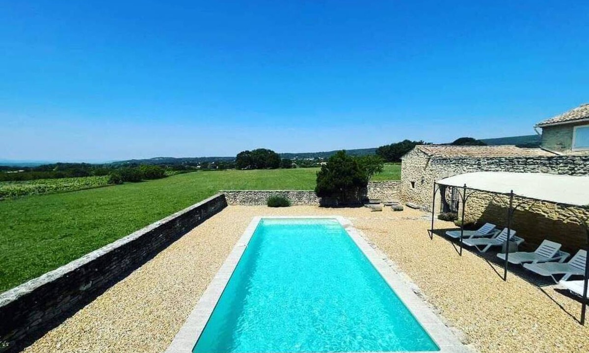 Cabrieres-d'Avignon House | Authentic farmhouse facing the LUBERON, quiet location, secure private pool,