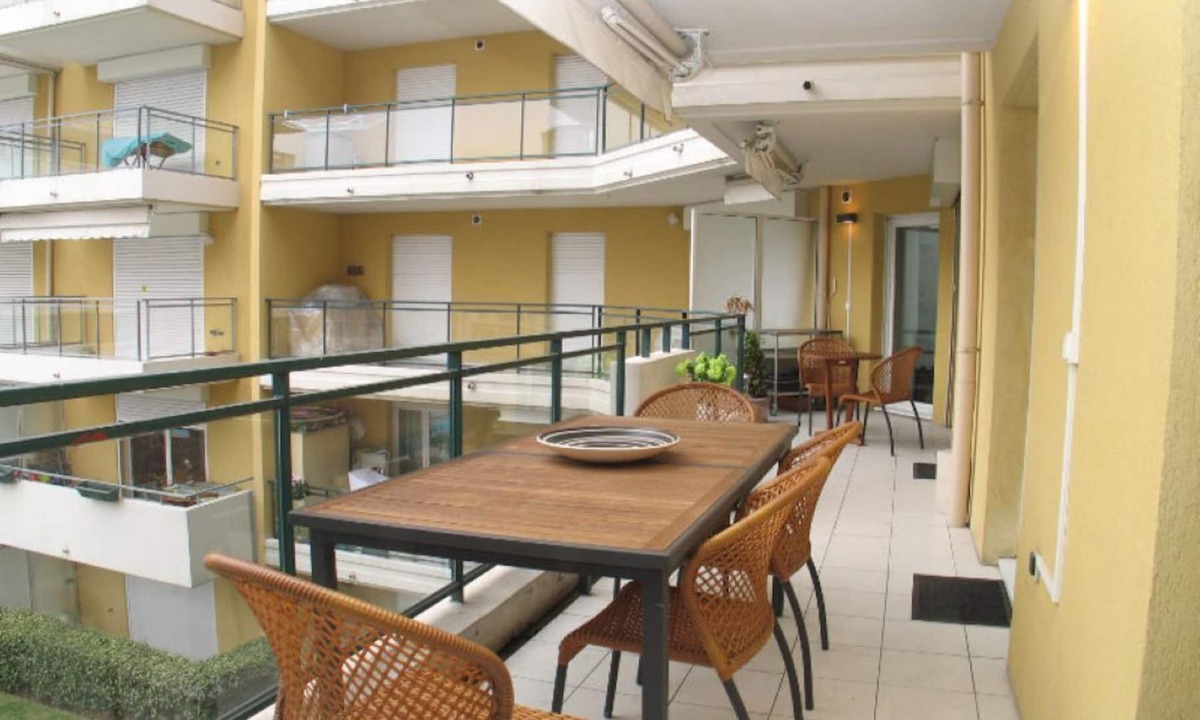 Les Baumettes Apartment | Beautiful apartment close to the sea with large balcony and pool!