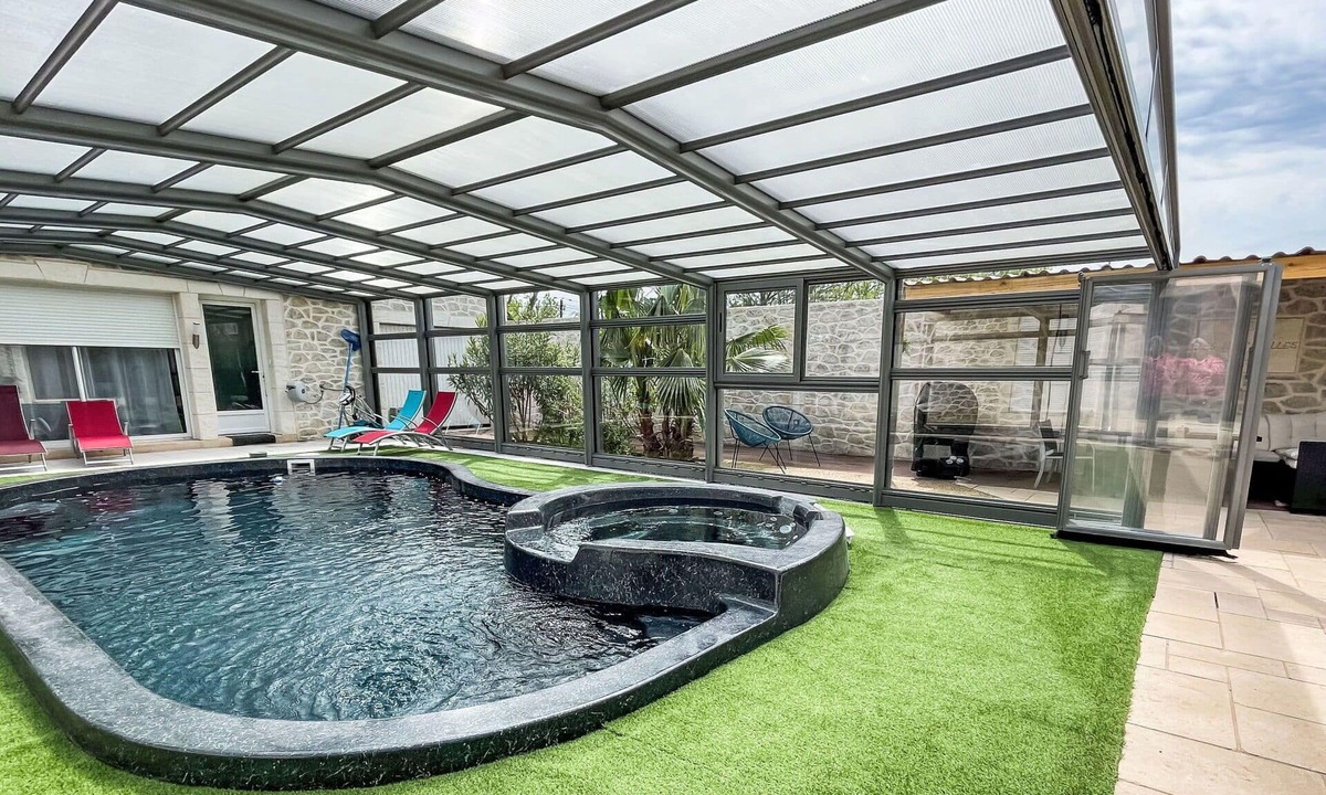 Caumont-sur-Durance House | Beautiful private villa with A/C, hot tub, private pool, WIFI, TV, patio and pets allowed