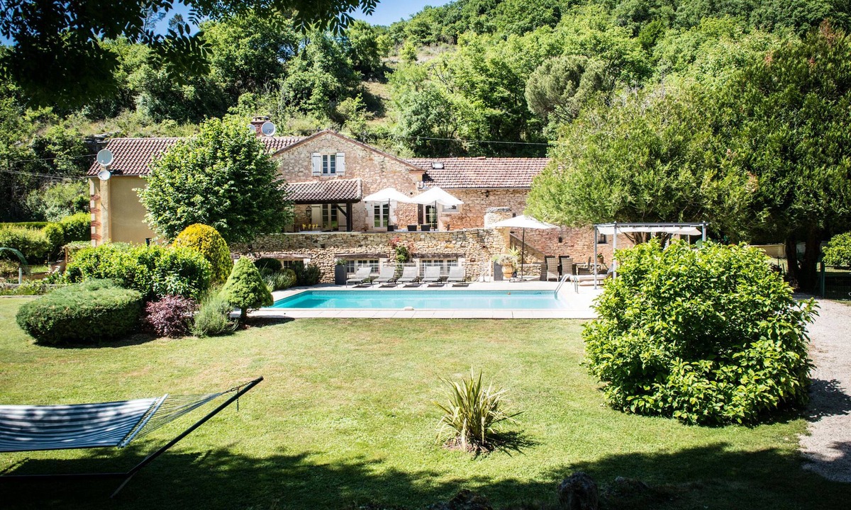 Sauveterre-la-Lemance Villa | Beautiful Country Home in Large Grounds with A/C, Heated Pool, Stream & Woods