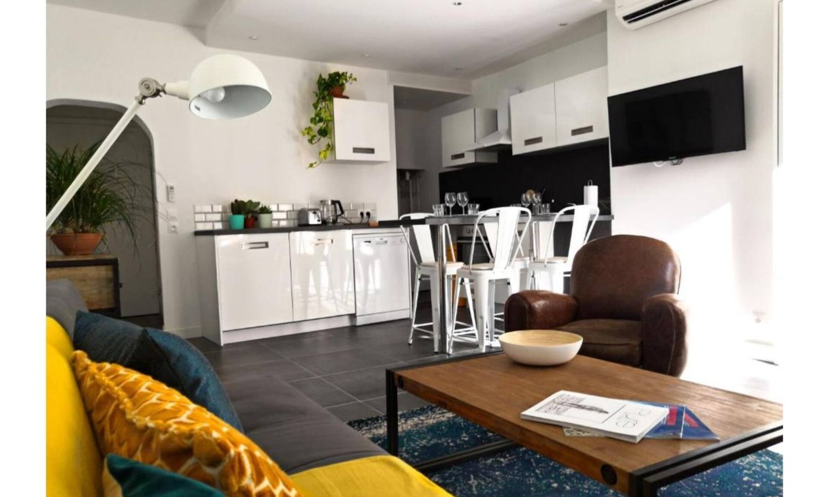 Old Town Apartment | Beautifully Bright Apartment in Old Town Saint-Tropez