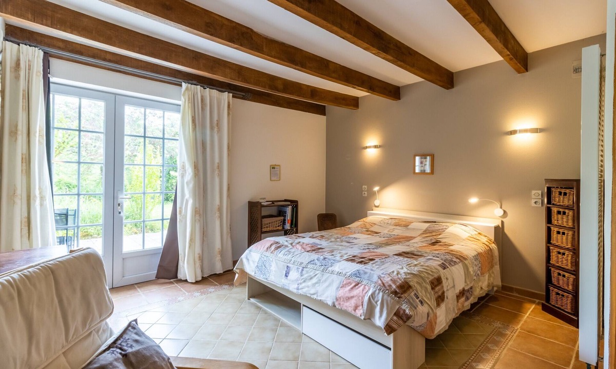 Auriac-du-Perigord Bed & Breakfast | Bed and Breakfast 'Chambre Millepertuis' with Shared Terrace and Shared Garden