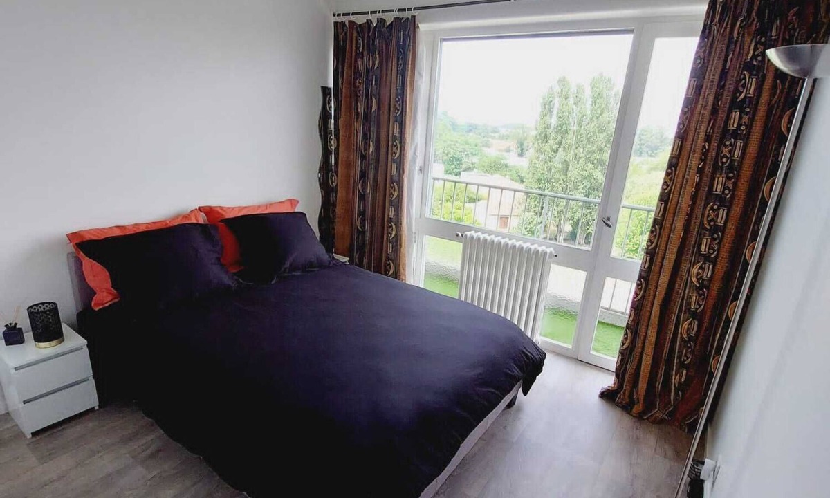 Le Bouscat Apartment | Bright, air-conditioned T4 apartment with tennis court and private, unoverlooked parking.