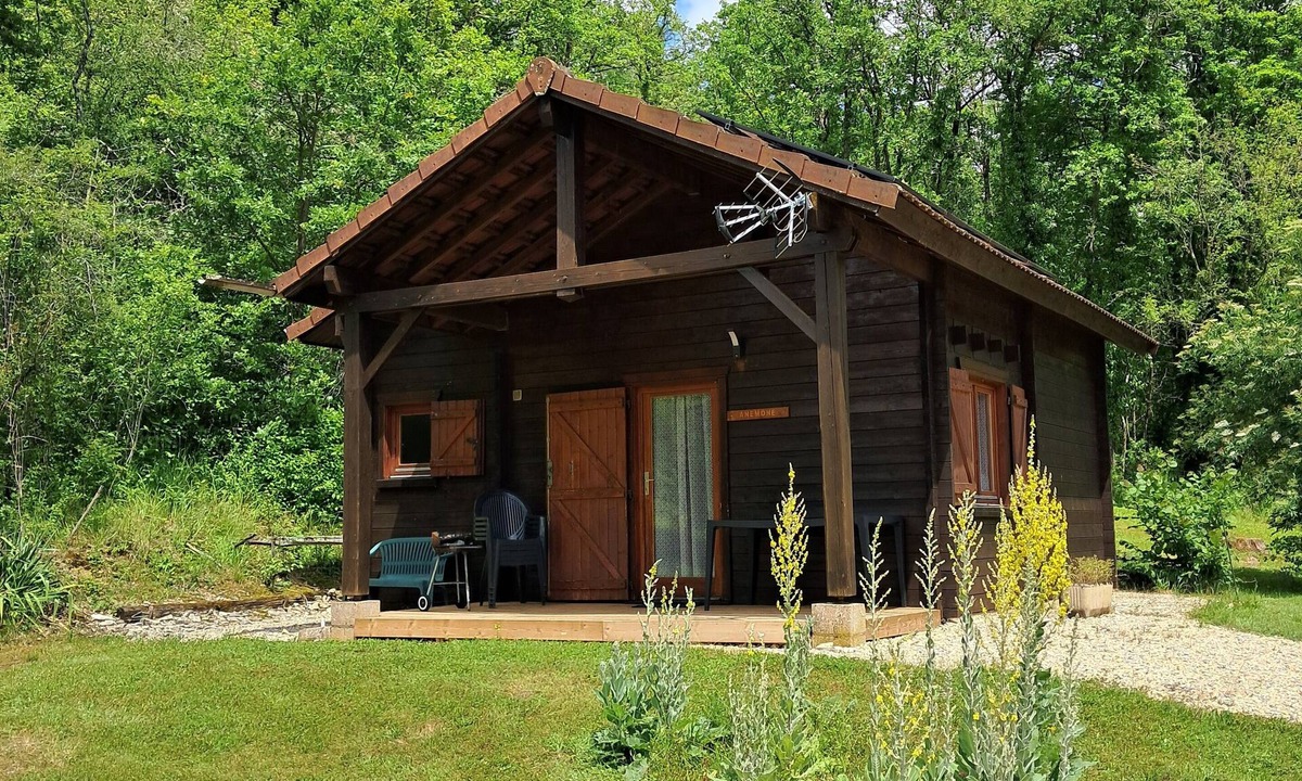 Saint-More Ski Chalet | Burgundy, cottage in a wooden chalet near Vézelay.