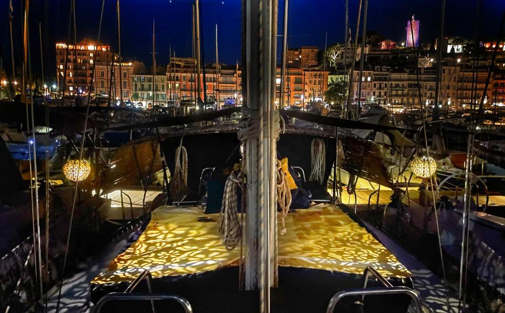 Cannes Old Town Boat Rental | Cabine privée dans un voilier aménagé cosy
