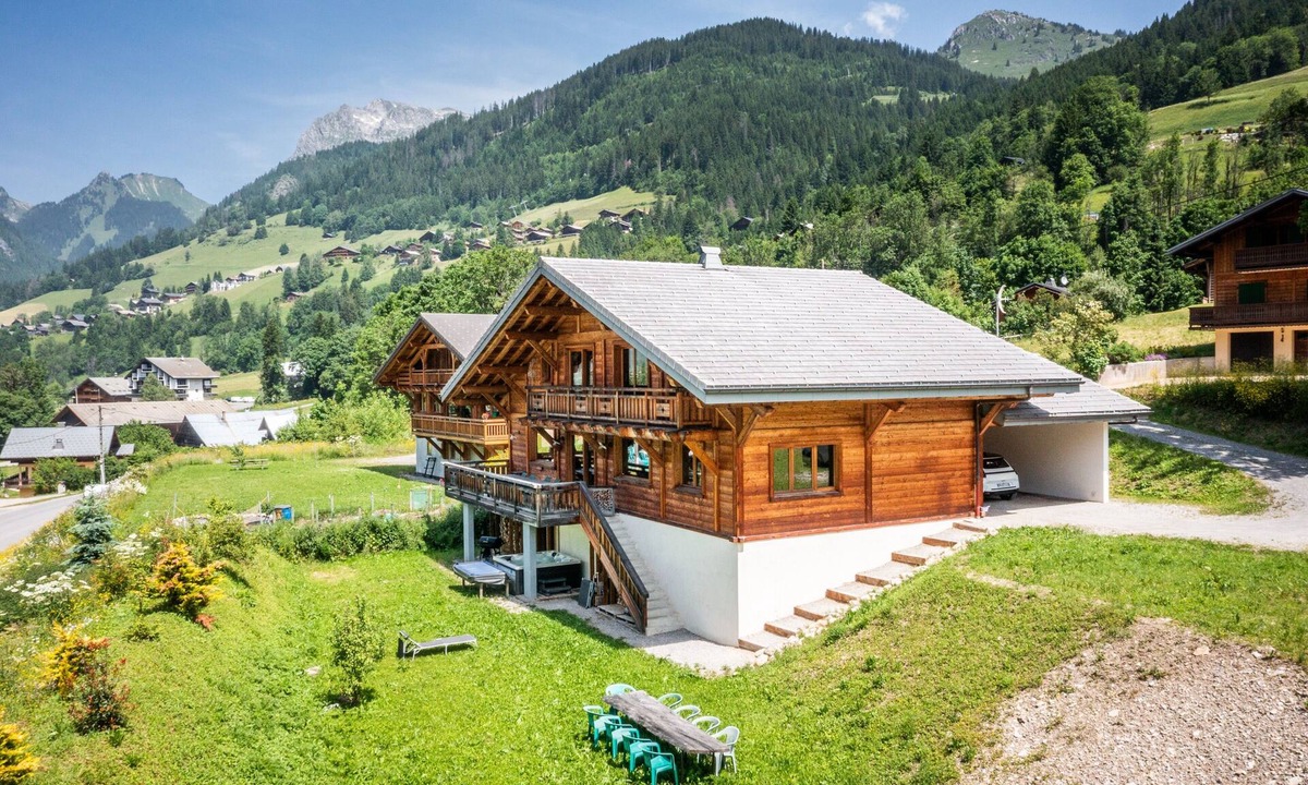 La Chapelle-d'Abondance Ski Chalet | Chalet 'Robert Folliet - 15p' with Mountain View, Shared Terrace and Wi-Fi