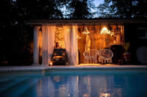 Lay Bed & Breakfast | Chambre d'hôte de charme piscine et jacuzzi privatisable, manoir, 1h Lyon