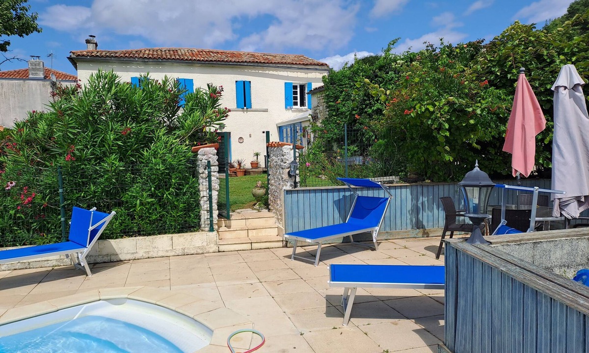 Saint-Georges-Antignac House | Charentais country house with private pool in the heart of the vineyards