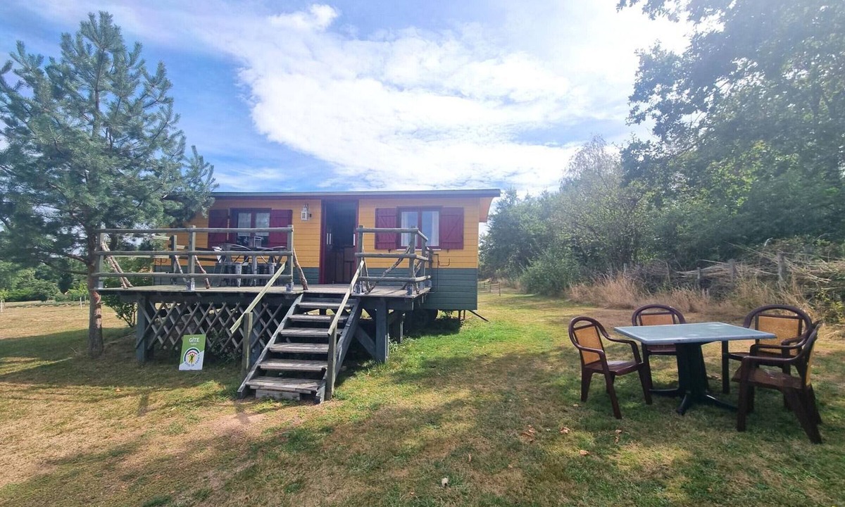Ambierle Cottage | Charming caravan for 4 guests with pets allowed, linens and cleaning included