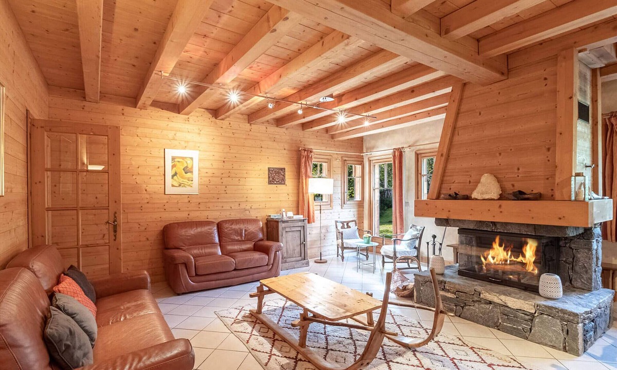 Les Tines Ski Chalet | Charming chalet in Chamonix with WiFi and private parking for 12 guests.