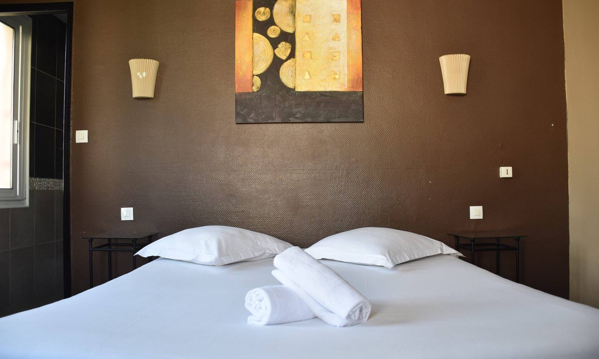 Sanary-sur-Mer Hotel | Charming Coastal Stay Near Historic Streets and Local Markets