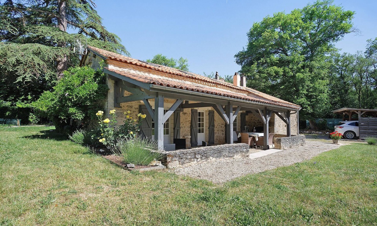 Limeyrat House | Charming Detached Stone House with Private Pool in the Heart of Périgord, No Overlook
