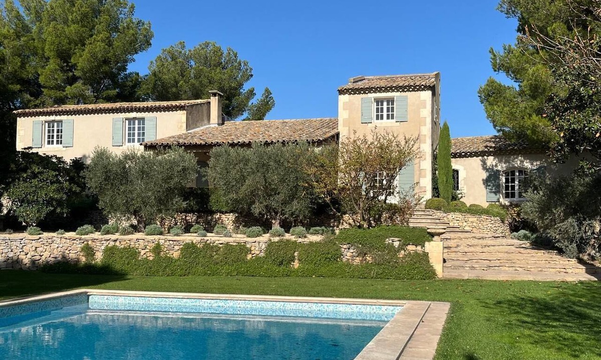 Aureille House | Charming farmhouse with large swimming pool and magnificent view of the Alpilles mountains