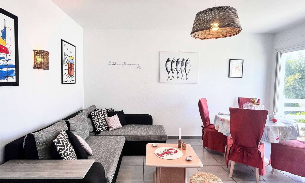 Royan House | Charming Holiday Home with Garden View, Terrace, Balcony & Parking in Royan