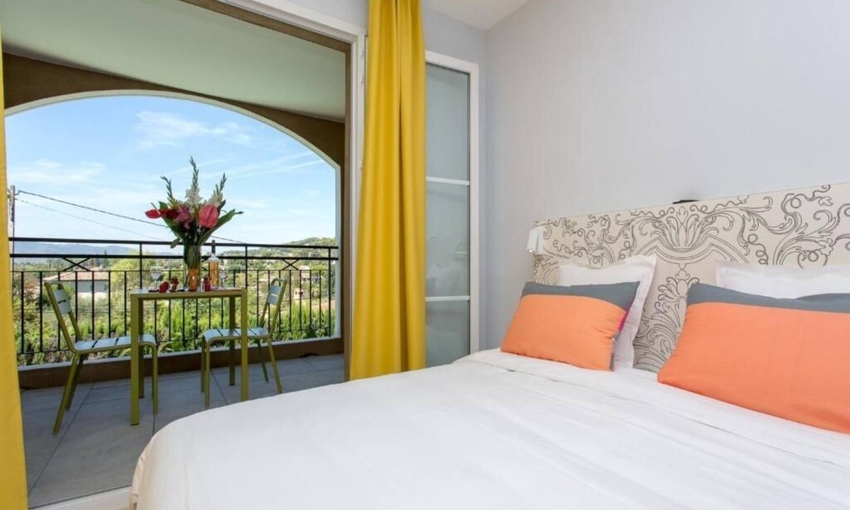 Mougins Hotel | Charming Studio with Outdoor Dining Space | Cycle 1.7 Miles to Premier Golf Club