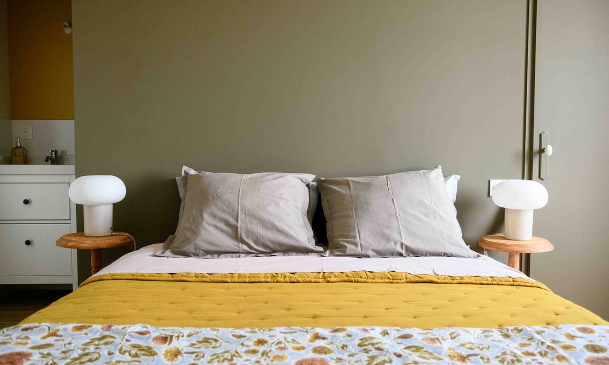 Blasimon Bed & Breakfast | Château Haut Cazevert Guesthouse with Pool, Wi-Fi, and Air Conditioning