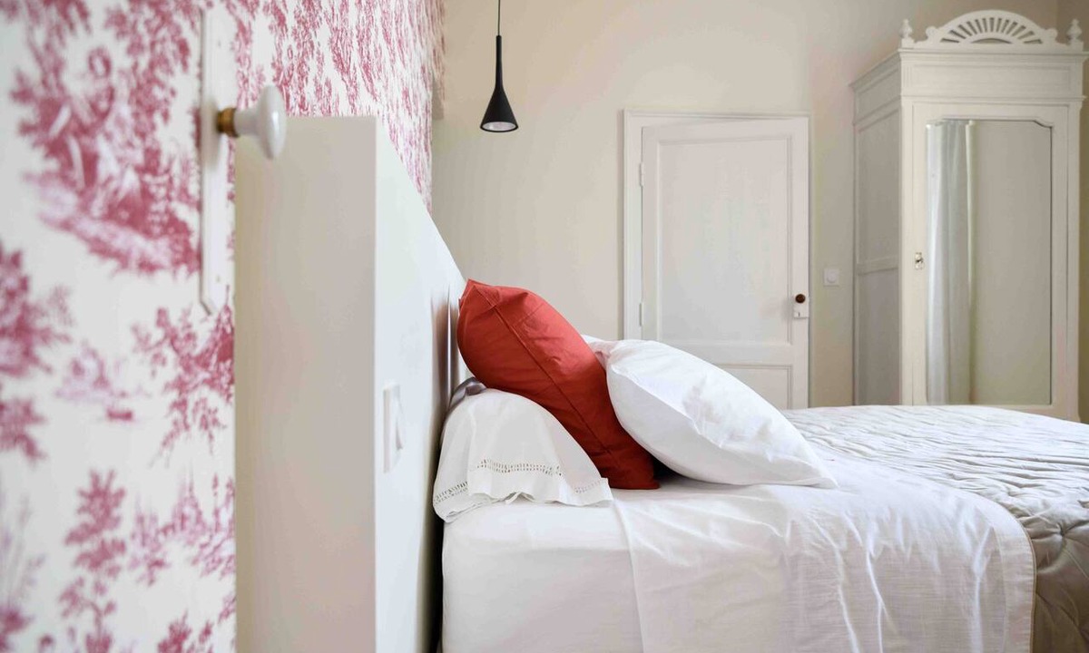 Blasimon Bed & Breakfast | Château Haut Cazevert Guesthouse with Private Pool, Wi-Fi, and Air Conditioning