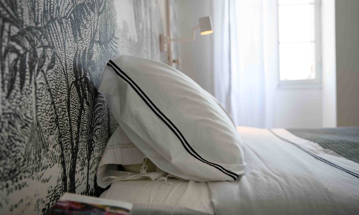Blasimon Bed & Breakfast | Château Haut Cazevert Guesthouse with Pool, Wi-Fi, and Air Conditioning