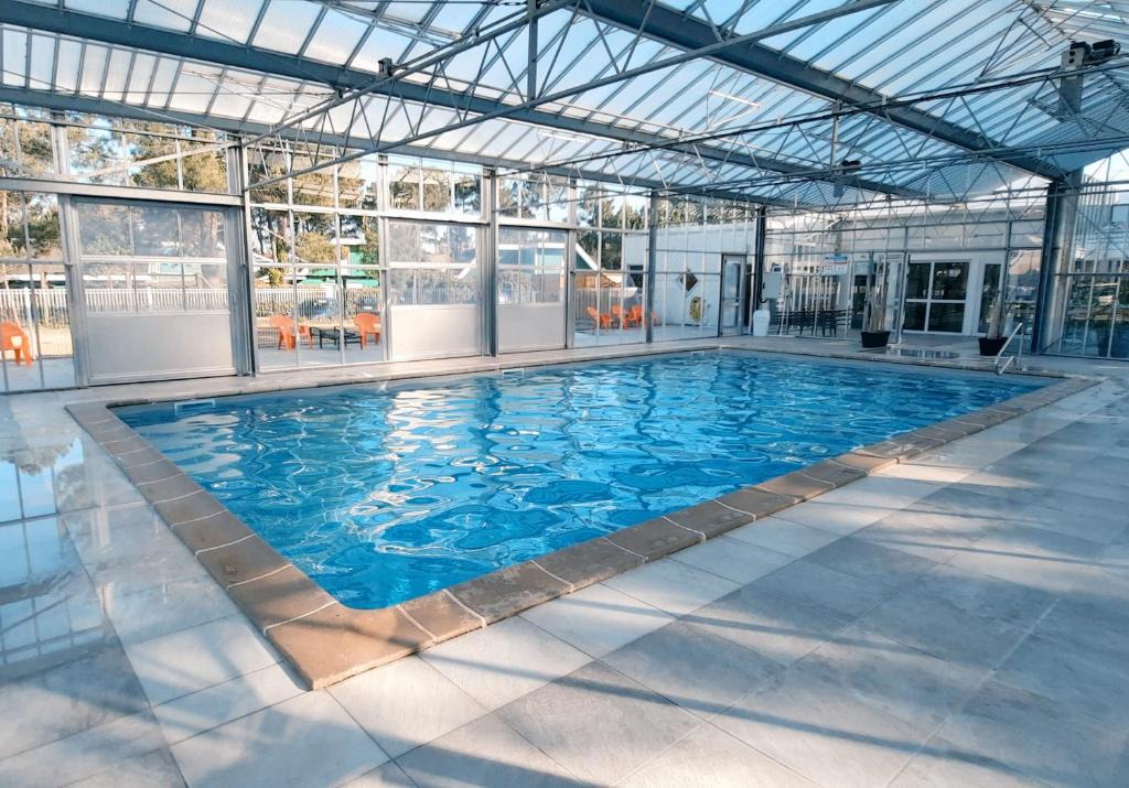 Le Verdon-sur-Mer Apartment | Chez Ced et Laeti, Appartement privé avec jardin et terrasse dans résidence l'estuaire muni d'une piscine couverte et aire de jeu, Linge de lit et de salle d'eau ainsi que télé, compris dans le tarif Profitez à fond de notre belle région