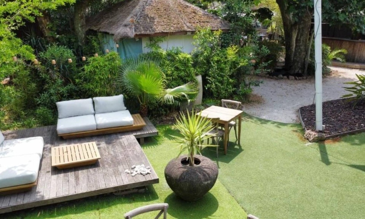 Sanary-sur-Mer Hotel | Comfortable Single Retreat Near Waterfront Promenades and Shops