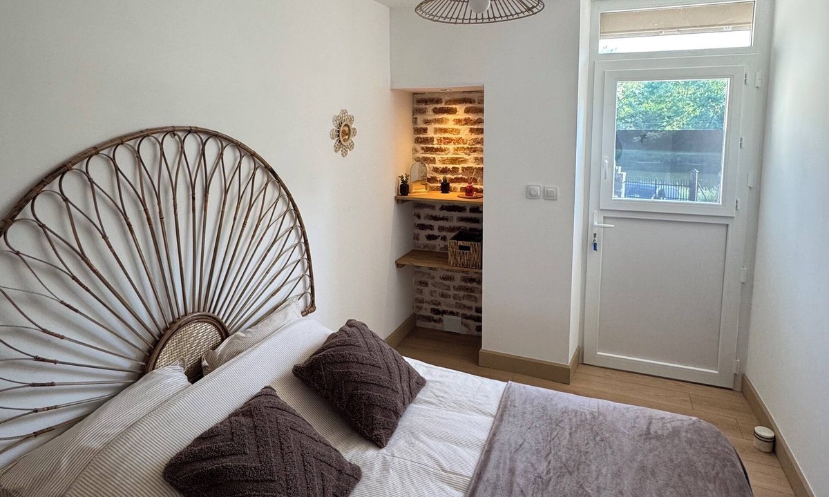 Saint-Leger-des-Vignes Apartment | Cosy apartment on the banks of the Nivernais Canal