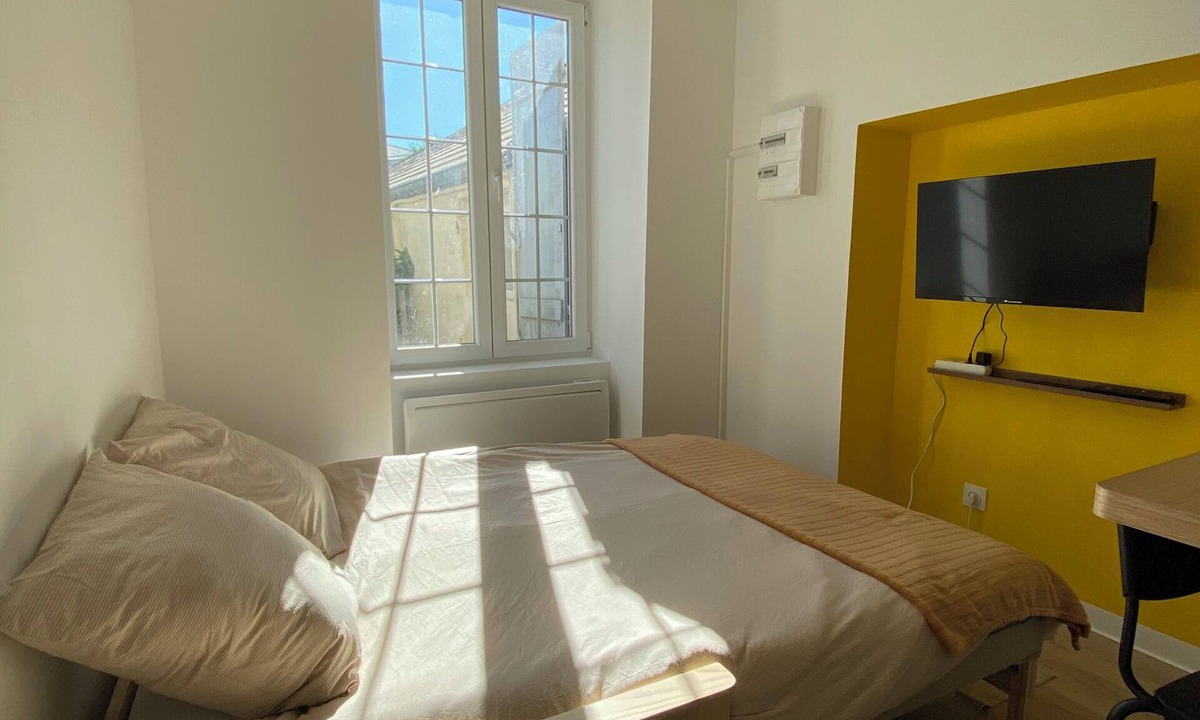 Montbard Apartment | Cosy studio with private garden - Close to everything!