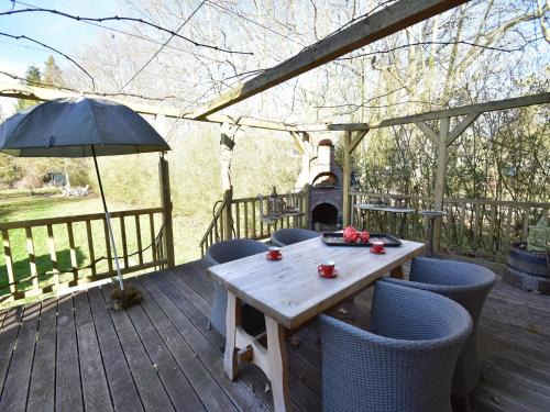 Montaron House | Cottage in France with Garden near Lake