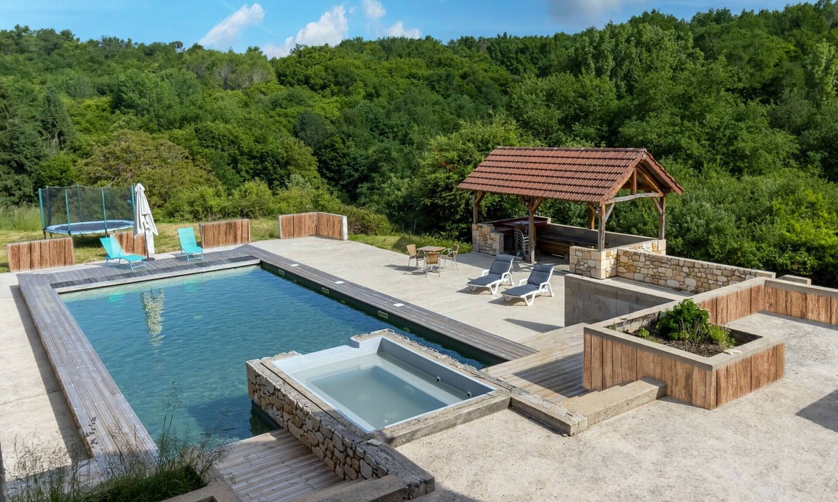 Saint-Cernin-de-lHerm Ski Chalet | Cozy Chalet in Saint-Cernin-de-l'Herm – Nature, Shared Pool & Relaxing Stay for 4 Guests