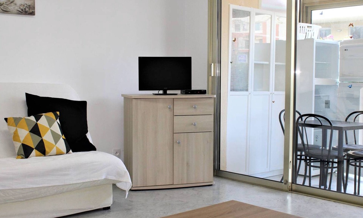 Villeneuve Loubet Beach Apartment | Cozy Studio with Large Garden, Steps from Beach, Parking Included