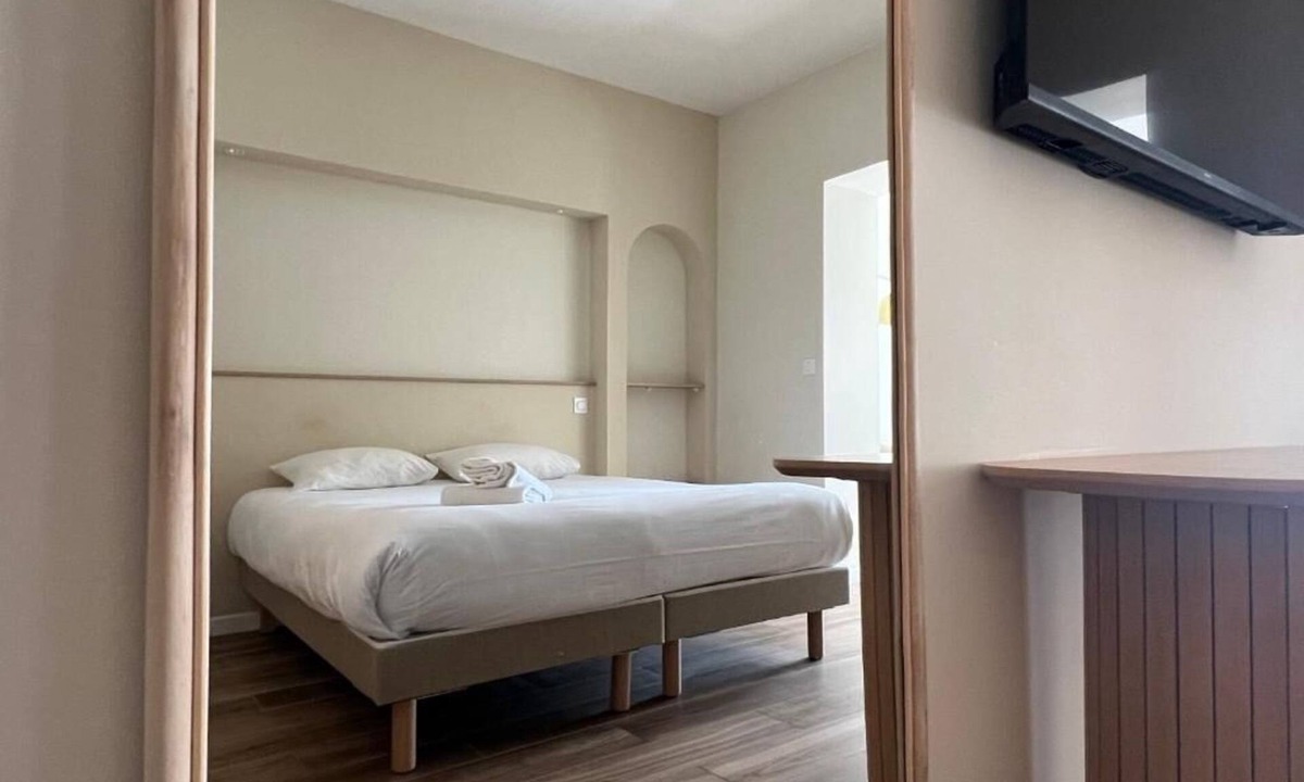 Sanary-sur-Mer Hotel | Elegant Coastal Room for 4 With Easy Access to Beaches and Port