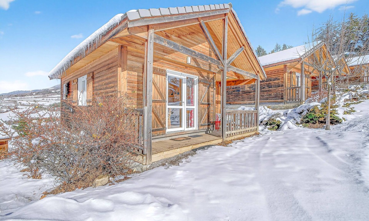 Seyne House | Entire Chalet Near Ski Resorts and Lake – Year-Round Mountain Retreat