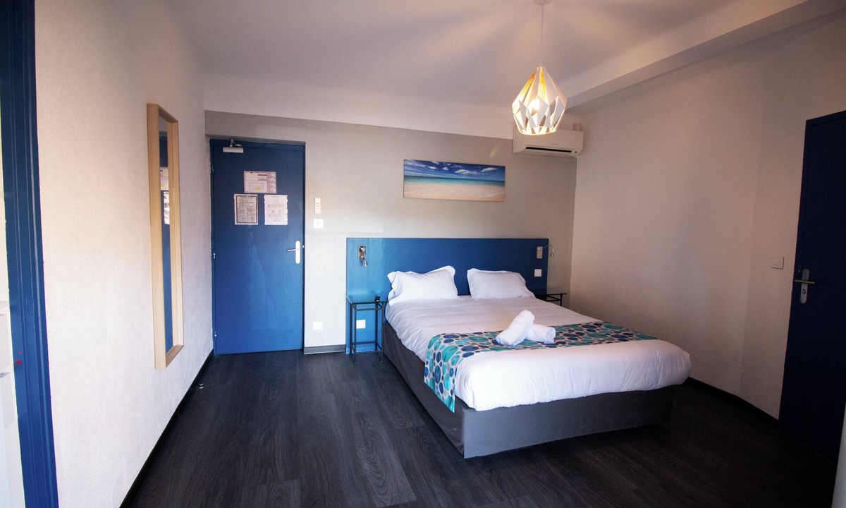 Six-Fours-les-Plages Hotel | Exceptional Beachfront Stay Near Sanary Harbor l Pet-friendly